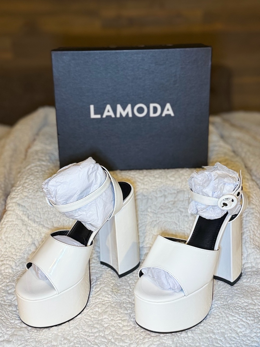 LAMODA Pure Chick Flick White Patent Platform Heels Size 8 NEW w/ Box